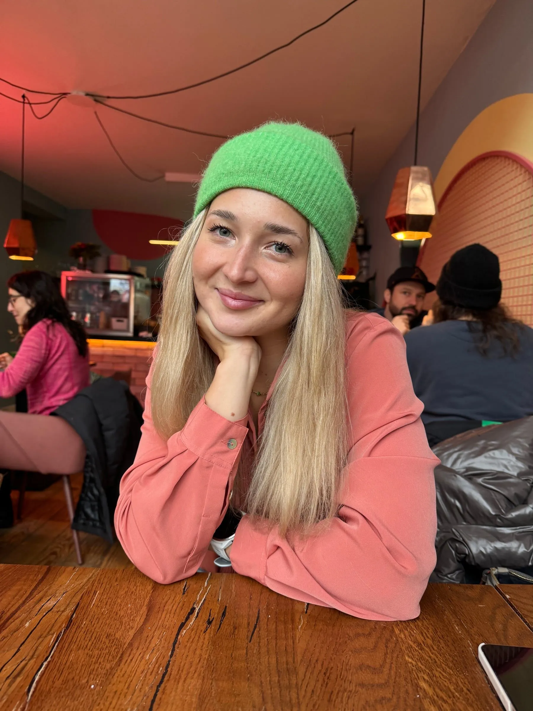Uśmiechnięta Monika Zielińska w zielonej czapce